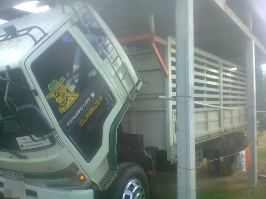 ISUZU ROCKY 195 HP 6HE1 กระบะคอกเหล็กยาว 5.50 เมตร เครื่องแรงดีไม่มีเยิ้ม หัวเก๋งบาง แอร์เย็น พวงมาลัยเพาเวอร์ เบรคทริ๊ปฟี้ครบพร้อม ช่วงล่างคัชซีสวยไม่มีดาม สภาพดี 70\% เอกสารทะเบียนภาษีครบพร้อมโอน