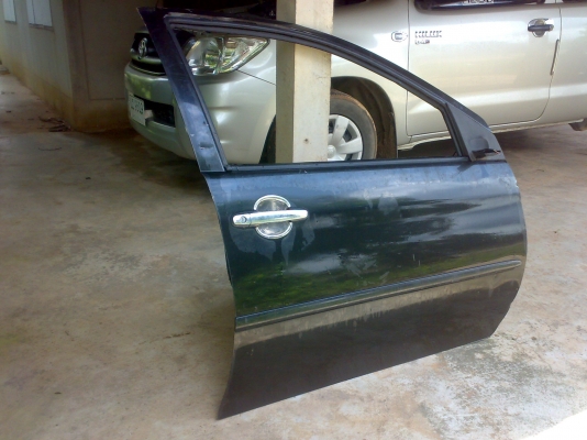 ประตูหน้าขวาโตโยต้าอัลติท สวยๆ