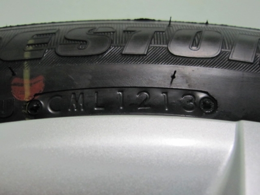 ขายยางพร้อมกะทะและฝาครอบรถ Suzuki Swift ยางป้ายแดงปี 13 ขอบ 15