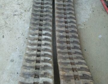 แทรคยางรถแบคโฮเล็ก ขนาดKRC250X72X52สภาพ80\%1คู่