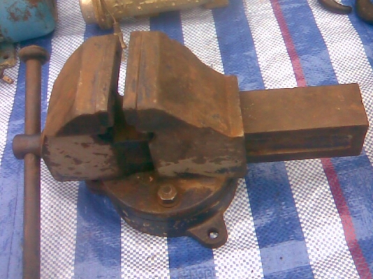 ปากกาจับชิ้นงานขนาด 4 นิ้วสภาพสวยๆครับเดิมๆครับปากไม่มีบิ่นครับสภาพดีพร้อมใช้งานครับ ปากกาจับชิ้นงานขนาด 4 นิ้วสภาพสวยๆครับเดิมๆครับปากไม่มีบิ่นครับสภาพดีพร้อมใช้งานครับ