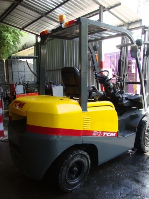 ขายรถโฟล์คลิฟท์  T.C.M.  FD30-C6  (รุ่นใหม่ล่าสุด)  เสาสูง  3 ม.  เกียร์ธรรมดา  ยางตัน