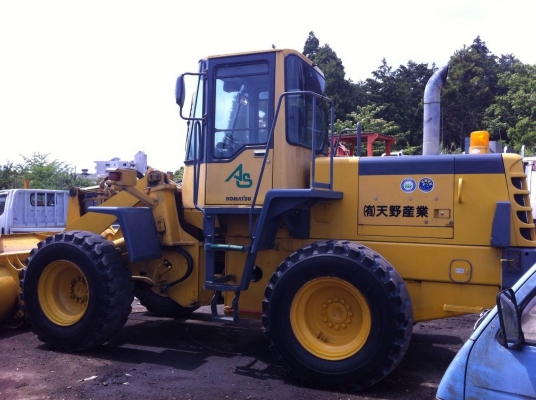 ขายรถตักมือสองจากญี่ปุ่น KOMATSU  WA200-3  สภาพดี พร้อมใช้งานค่ะ สนใจติดต่อเจี๊ยบได้เลย โทร 087-3310254 ค่ะ