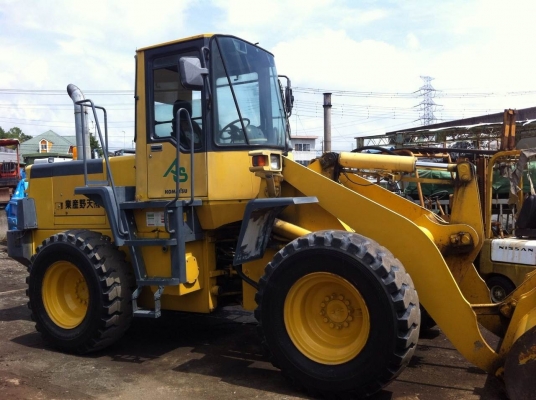 ขายรถตักมือสองจากญี่ปุ่น KOMATSU  WA200-3  สภาพดี พร้อมใช้งานค่ะ สนใจติดต่อเจี๊ยบได้เลย โทร 087-3310254 ค่ะ