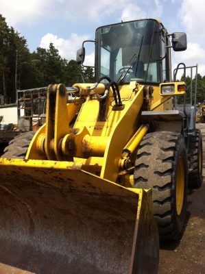 ขายรถตักมือสองจากญี่ปุ่น KOMATSU  WA200-3  สภาพดี พร้อมใช้งานค่ะ สนใจติดต่อเจี๊ยบได้เลย โทร 087-3310254 ค่ะ