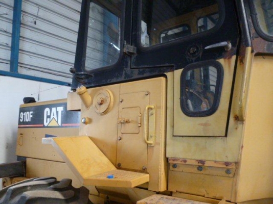 ขายรถตัก Caterpillar  910F รถจอดที่สมุทรปราการ สภาพสวย นำเข้าจากนอก 100\% ไม่มีการใช้งานในไทยแน่นอนค่ะ สนใจติดต่อเจี๊ยบได้เลยค่ะโทร 087-33102548ค่ะ