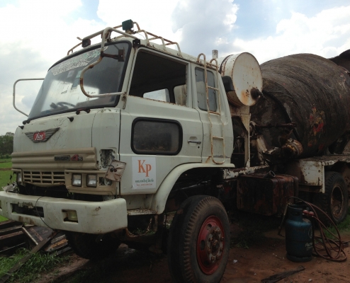 HINO ZM 260 HP EK100 รถโม่ปูน สิบล้อ 2 เพลา ช่วงล่างใหญ่ 2 เพลาแท้ คัชซีสวยมากครับ เครื่องยนต์กับชุดเกียร์ถูกถอดออกแล้วต้องซื้อเพิ่มนะครับ หัวเก๋งสีบางเดิมๆภายในสภาพดีมากสวยครบ ยางสภาพดี 10 เส้นประมาณ 70\% พร้อมใช้งาน เอกสารเล่มทะเบียนครบพร้อมชุดโอน ราคาต่