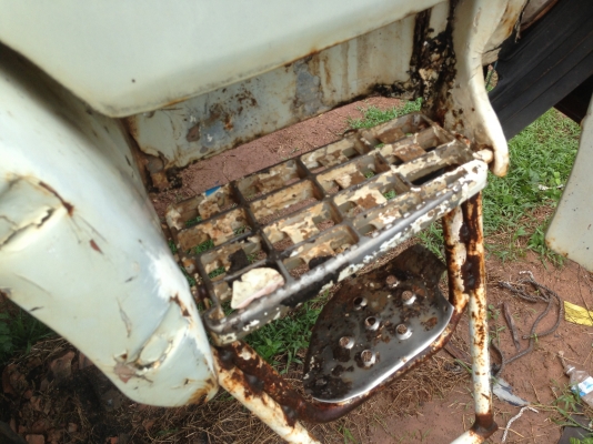 HINO ZM 260 HP EK100 รถโม่ปูน สิบล้อ 2 เพลา ช่วงล่างใหญ่ 2 เพลาแท้ คัชซีสวยมากครับ เครื่องยนต์กับชุดเกียร์ถูกถอดออกแล้วต้องซื้อเพิ่มนะครับ หัวเก๋งสีบางเดิมๆภายในสภาพดีมากสวยครบ ยางสภาพดี 10 เส้นประมาณ 70\% พร้อมใช้งาน เอกสารเล่มทะเบียนครบพร้อมชุดโอน ราคาต่