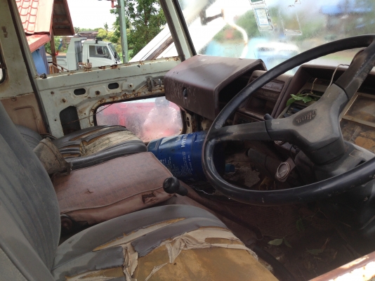 HINO ZM 260 HP EK100 รถโม่ปูน สิบล้อ 2 เพลา ช่วงล่างใหญ่ 2 เพลาแท้ คัชซีสวยมากครับ เครื่องยนต์กับชุดเกียร์ถูกถอดออกแล้วต้องซื้อเพิ่มนะครับ หัวเก๋งสีบางเดิมๆภายในสภาพดีมากสวยครบ ยางสภาพดี 10 เส้นประมาณ 70\% พร้อมใช้งาน เอกสารเล่มทะเบียนครบพร้อมชุดโอน ราคาต่