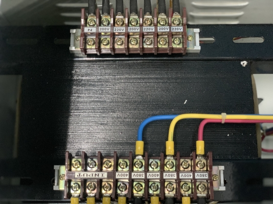 ขายหม้อแปลงไฟฟ้า Step Down คุมเครื่องจักรเก่าญี่ปุ่น 10KVA ไฟเข้า 400/380V ไฟออก 200220V ***ของใหม่ไม่เคยใช้งาน *** ตัวใหญ่ พร้อมใช้งาน มี 3ตู้ครับ ขายหม้อแปลงไฟฟ้า Step Down คุมเครื่องจักรเก่าญี่ปุ่น 10KVA ไฟเข้า 400/380V ไฟออก 200220V ***ของใหม่ไม่เคยใช้งาน *** ตัวใหญ่ พร้อมใช้งาน มี 3ตู้ครับ