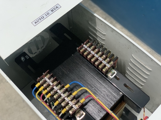ขายหม้อแปลงไฟฟ้า Step Down คุมเครื่องจักรเก่าญี่ปุ่น 10KVA ไฟเข้า 400/380V ไฟออก 200220V ***ของใหม่ไม่เคยใช้งาน *** ตัวใหญ่ พร้อมใช้งาน มี 3ตู้ครับ ขายหม้อแปลงไฟฟ้า Step Down คุมเครื่องจักรเก่าญี่ปุ่น 10KVA ไฟเข้า 400/380V ไฟออก 200220V ***ของใหม่ไม่เคยใช้งาน *** ตัวใหญ่ พร้อมใช้งาน มี 3ตู้ครับ
