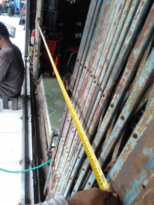 ประตูเหล็ก 4 บานมีผุตามสภาพ