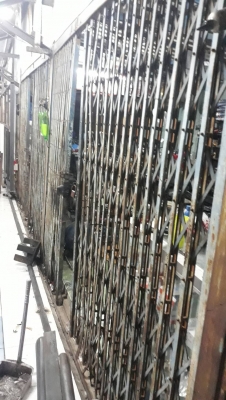 ประตูเหล็ก 4 บานมีผุตามสภาพ