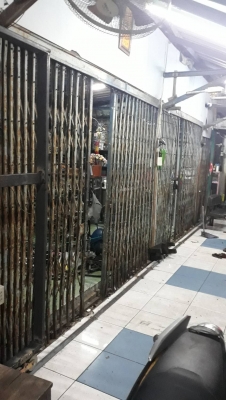 ประตูเหล็ก 4 บานมีผุตามสภาพ