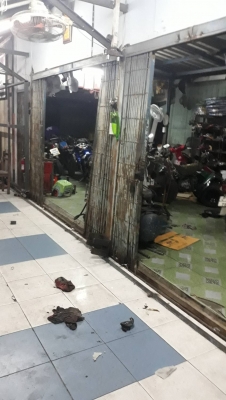 ประตูเหล็ก 4 บานมีผุตามสภาพ