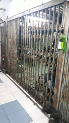 ประตูเหล็ก 4 บานมีผุตามสภาพ