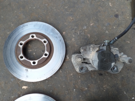 จานเบรค ปั้มเบรคหน้า isuzu vega ใส่ tfr cameo vega  2500บาท