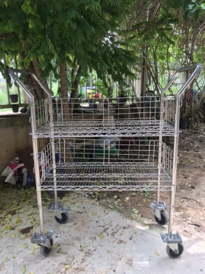 ชั้นวางสแตนเลส ขนาด 49x92x110 ซม.มีชั้นวาง 2 ชั้น ลูกล้อ 4 ล้อ ชั้นวางปรับระดับสูงต่ำได้ สภาพสวย ราค