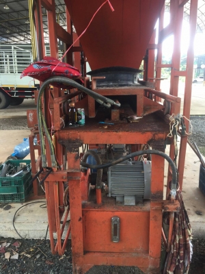 ขาย เครื่องอัดอิฐบล็อกไฮโดรลิค ผลิตได้ครั้งละ 4 ก้อน กำลังการผลิต 4,000 ก้อนต่อวัน