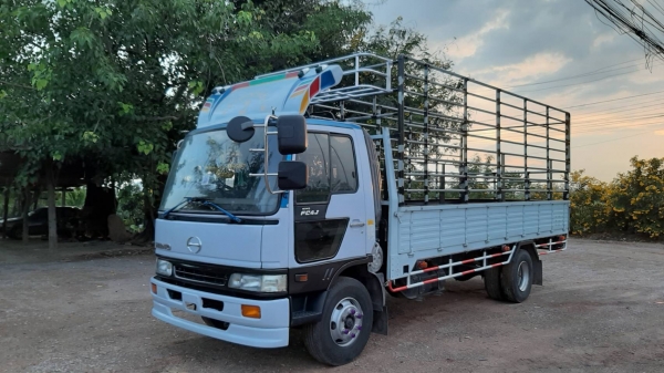 Hino 6 ล้อ รั้วแป๊ป ยาว 5.5 ม. เครื่อง 145 แรง ราคา 460,000 บาท ติดต่อ 089-5367218. 081-4252943