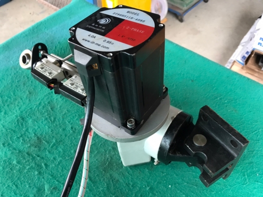 แขนยืดหด ใช้มอเตอร์สเต็ป(ไม่มีแผงควบคุม) ช่วงชัก 15 ซม. มีอุปกรณ์ตามภาพ  สภาพสวย  ราคา 1,800 บาทรวมส่งค่ะ