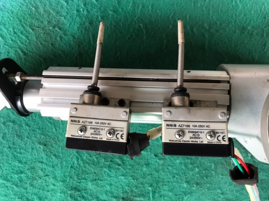 แขนยืดหด ใช้มอเตอร์สเต็ป(ไม่มีแผงควบคุม) ช่วงชัก 15 ซม. มีอุปกรณ์ตามภาพ  สภาพสวย  ราคา 1,800 บาทรวมส่งค่ะ