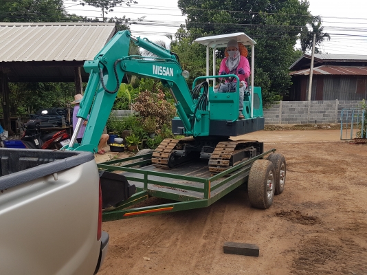 รถขุดเล็กพร้อมเทรนเลอร์