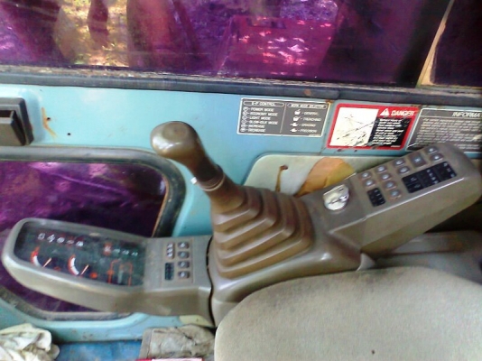 ขายด่วน  รถแบคโฮ HITACHI EX200-3 เอวแน่น ช่วงล่างสวยมาก ไฟฟ้าตัด แอร์เย็น รถสวยแจ่ม ในราคาจิ๊บ ๆ พร้อมใช้งาน เครื่องเดิม ปั้มเดิม สภาพสวย พร้อมใช้งานได้ดีเยี่ยม.