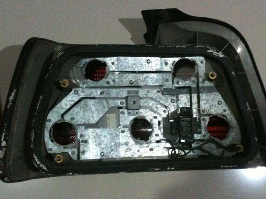 ไฟท้ายหนึ่งคู่ ใส่บีเอ็ม E36 แดงล้วน ตัวโคมเป็นBMWของแท้ ไฟท้ายหนึ่งคู่ ใส่บีเอ็ม E36 แดงล้วน ตัวโคมเป็นBMWของแท้