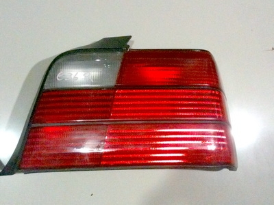 ไฟท้ายหนึ่งคู่ ใส่บีเอ็ม E36 แดงล้วน ตัวโคมเป็นBMWของแท้ ไฟท้ายหนึ่งคู่ ใส่บีเอ็ม E36 แดงล้วน ตัวโคมเป็นBMWของแท้