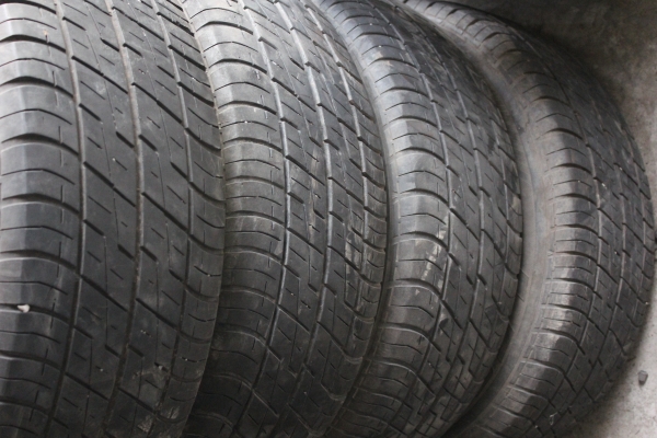 ขายยาง215-65-15 4เส้น ดอกเต็มๆ ถูกๆ