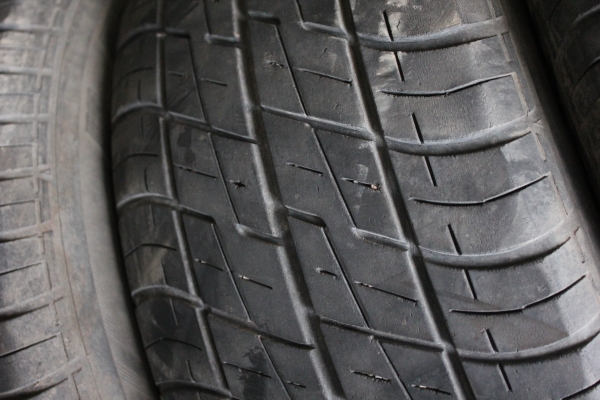 ขายยาง215-65-15 4เส้น ดอกเต็มๆ ถูกๆ