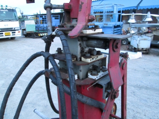 รหัส:13001185ไฟสนามตู้ไฟขนาดไฟ100v.จำนวน2ปลั๊กหลอดไฟ2หลอดยกสูงได้4m.ใช้ไฟแสงจันทร์