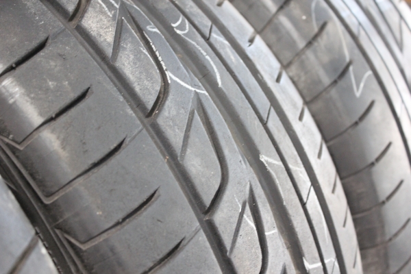 ขายยางบริดโตน RE001  225-55-16  ปี10 ยางเก่าเกบ ดอกเหมือนเบิกไหม่ ถูกๆ