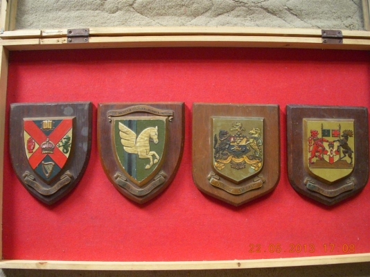 ขายป้ายไม้แขวนผนังเก่าจากอังฤกษ