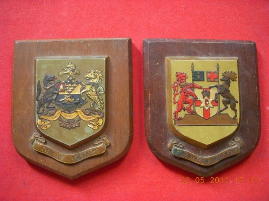 ขายป้ายไม้แขวนผนังเก่าจากอังฤกษ