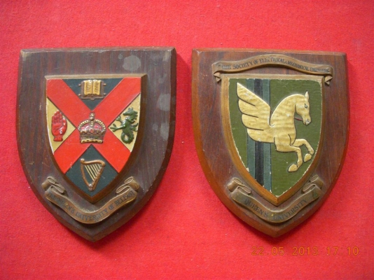 ขายป้ายไม้แขวนผนังเก่าจากอังฤกษ