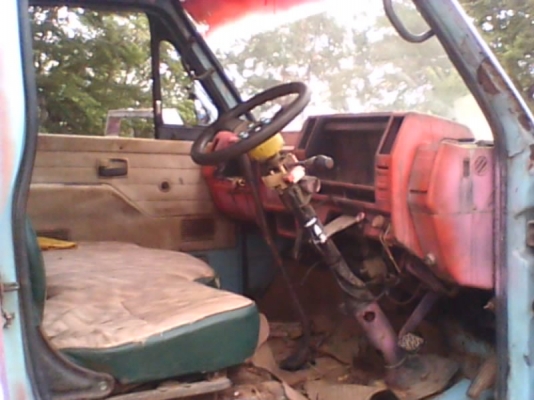 รถหกล้อ  NKR   ไม่มีทะเบียน    ขับไม่ได้