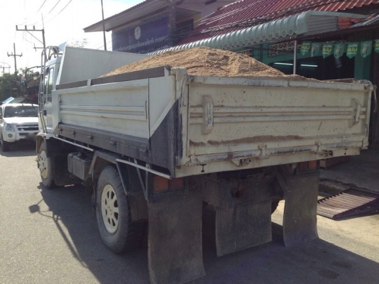 รถอิซูซุ 6 ล้อดั้ม  200 แรงม้า ปี 48   สนใจติดต่อ 081 - 6079515