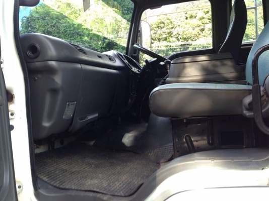 รถอิซูซุ 6 ล้อดั้ม  200 แรงม้า ปี 48   สนใจติดต่อ 081 - 6079515