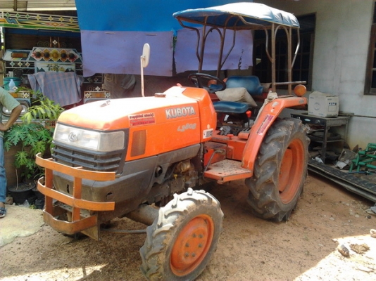 ขาย รถไถน้อย 2เพลา KUBOTA L2808 28HP สภาพสวยๆ แห้งๆ เครื่องดีติดง่ายแห้งดีไม่มีเยิ้ม เกียร์ดีเข้าง่ายไม่มีหลุด ชั่วโมงทำงาน 3,xxx ยางดี4เส้น พร้อมอุปกร์2ชิ้น หางขุดมันฯและผาน5 ปกติใช้แต่งานตัวเอง สภาพสวยๆ เอกสารเล่มทะเบียนพร้อม ราคาต่อรองได้ครับ