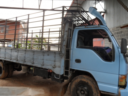 ISUZU NQR120แร5.5 เมตรสภาพดีเครื่องฝาขาวดีมาก แคซซีเดิมๆสวยตลอดเส้นไม่มีสนิม ไม่โกร่ง