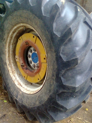 ขายรถไถฟอร์ด 6610พร้อมเล่มทะเบียนเสื้อลาย