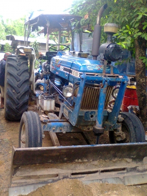 ขายรถไถฟอร์ด 6610พร้อมเล่มทะเบียนเสื้อลาย