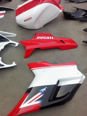ขายแฟร์ลิ่งDucati 1198 ใส่nc30 ราคา11000 สนใจติดต่อ0803355484