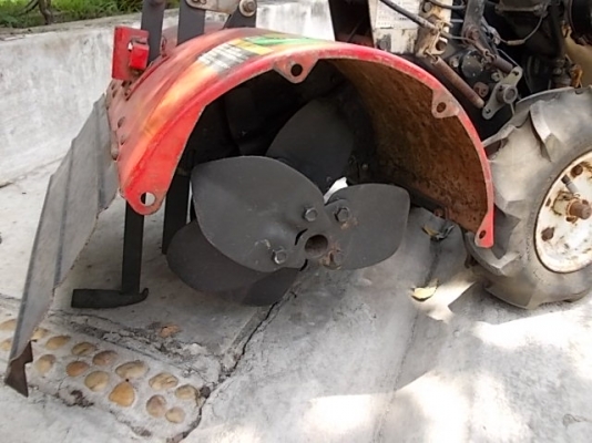 รหัส:13001153รถพรวนดินเดินตามROBINเบนชิล(3.5ps)มีชุดพรวนดินกว้าง55cm.รถพร้อมทำงานติดเครื่องง่าย