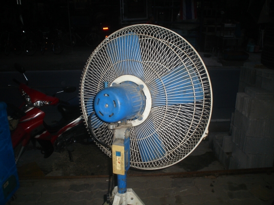 ลดให้ใจถึงๆๆพัดลมใหญ่  สภาพใหม่  ใช้ได้  ขายถูกๆๆ1900บาท