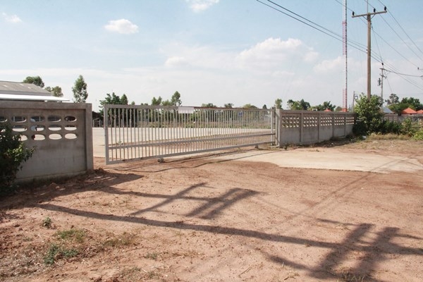 ขายที่ดิน 8 ไร่ ติดถนนใหญ่ พร้อมสิ่งปลูกสร้าง ห่าง อ.เมือง จ.ร้อยเอ็ด 10 กม.