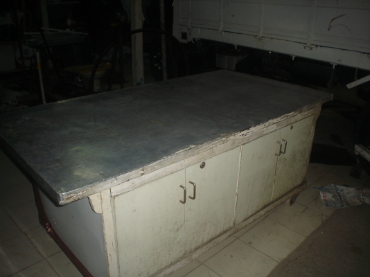 โต๊ะขายอาหาร  มีล้อ  แข็งแรง กว้าง  มีห้องเก็บของ 2 ล็อก