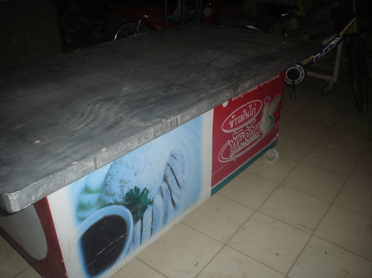 โต๊ะขายอาหาร  มีล้อ  แข็งแรง กว้าง  มีห้องเก็บของ 2 ล็อก